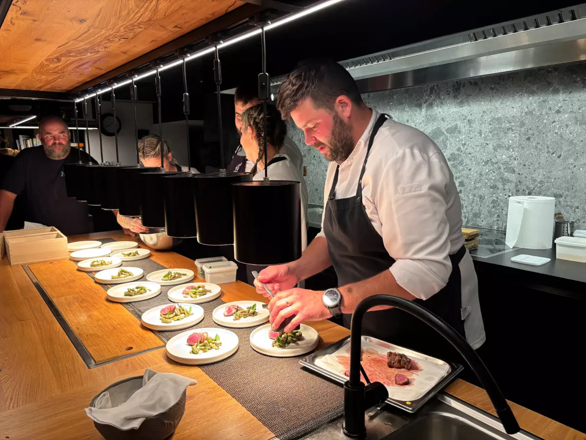 Forests, Water and Fire: The "Four Hands Meeting" of the Restaurants Grič and Horváth