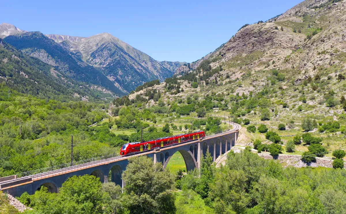 A lo largo de la vía, de un extremo a otro, a través del sur de Francia.