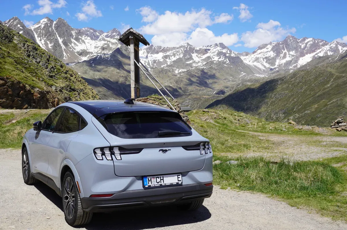 Leise Kraft am Berg: Mit dem Ford Mustang Mach-E über das Timmelsjoch nach Südtirol.