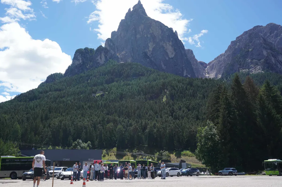 Challenge mit Bergblick: Spielerische Momente an der Talstation der Seiser Alm.