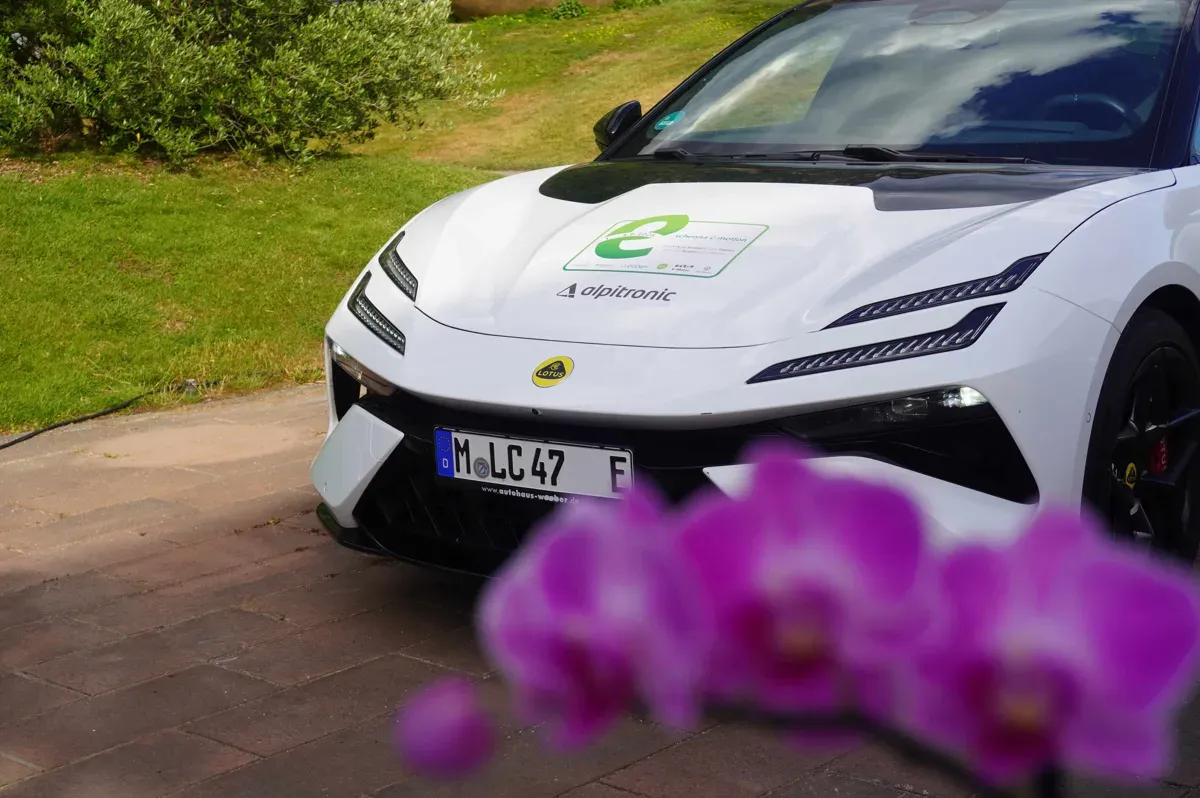 Der Lotus Emeya vor der Raffeiner Orchideenwelt – elektrische Eleganz vor einer Kulisse aus Blüten, Schmetterlingen und Geschichten.
