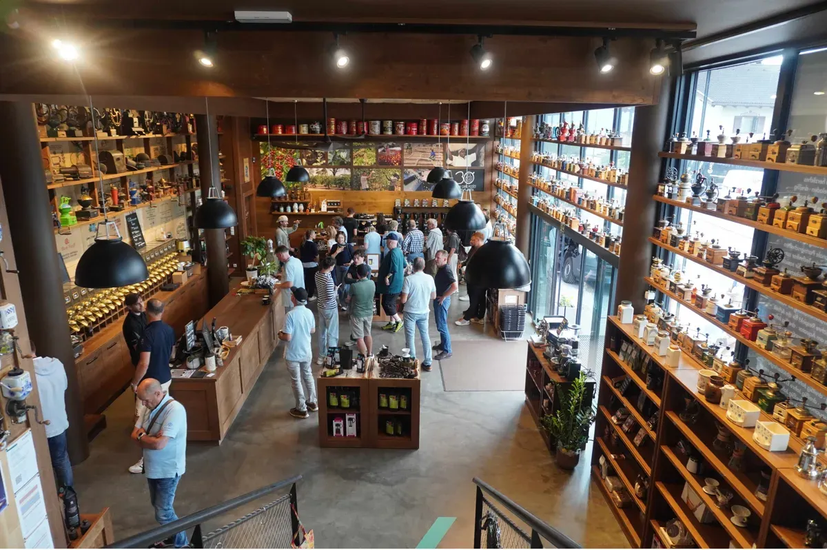 In der Kaffeerösterei Caroma in Völs wird Kaffee zum Erlebnis – zwischen Röstaromen, Genuss und 2.300 Kaffeemühlen.