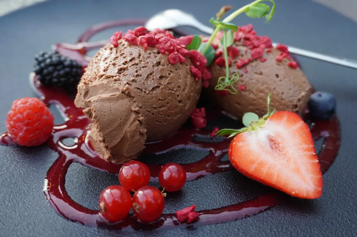 Ein Dessert wie ein kleiner Schlussakkord: Mousse au Chocolat und viel Liebe zum Detail.