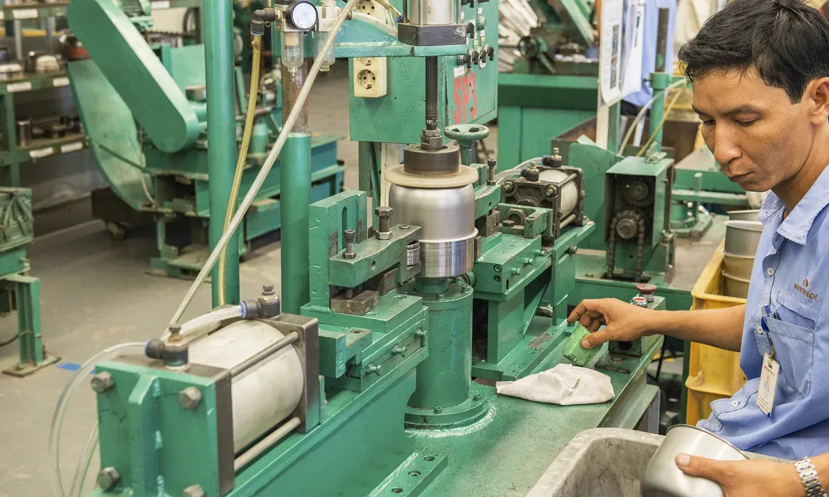Die Arbeitsbedingungen und Sozialstandards in den firmeneigenen Werken entsprechen europäischen Normen