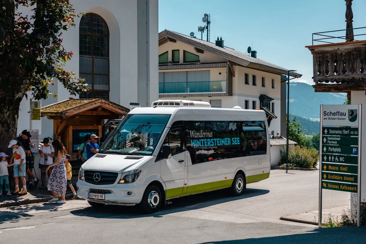 Der Wanderbus bringt Gäste zu den schönsten Ausflugszielen, etwa dem Hintersteiner See