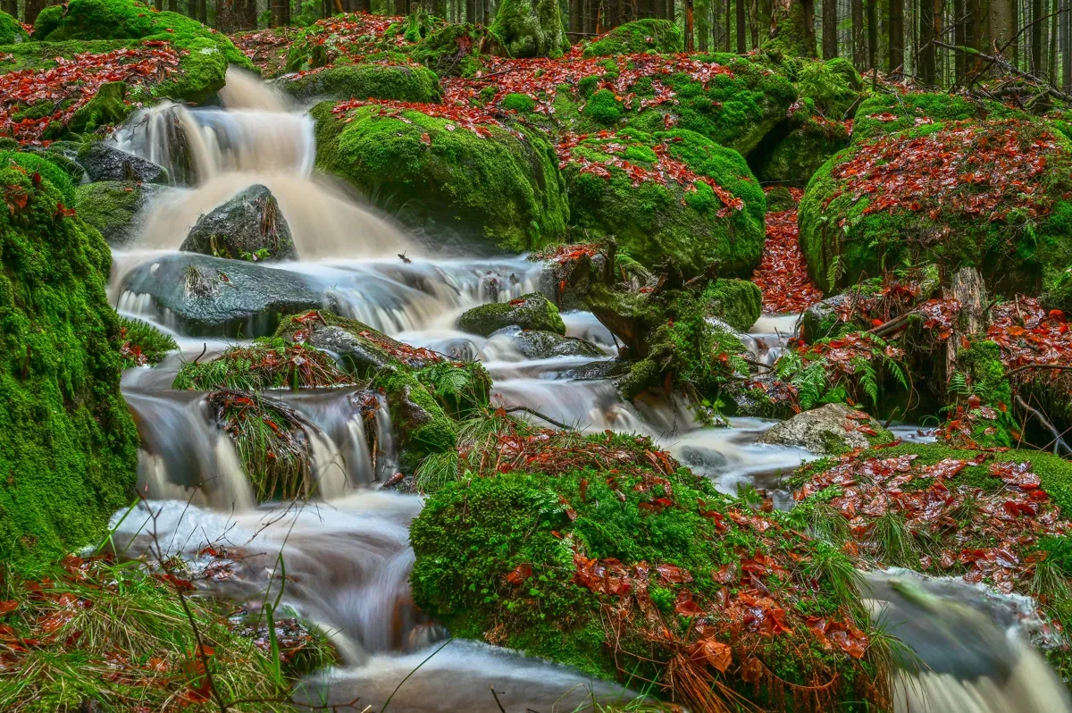 Aufnahme eines kleinen Wasserfalls mit Langzeitbelichtung
