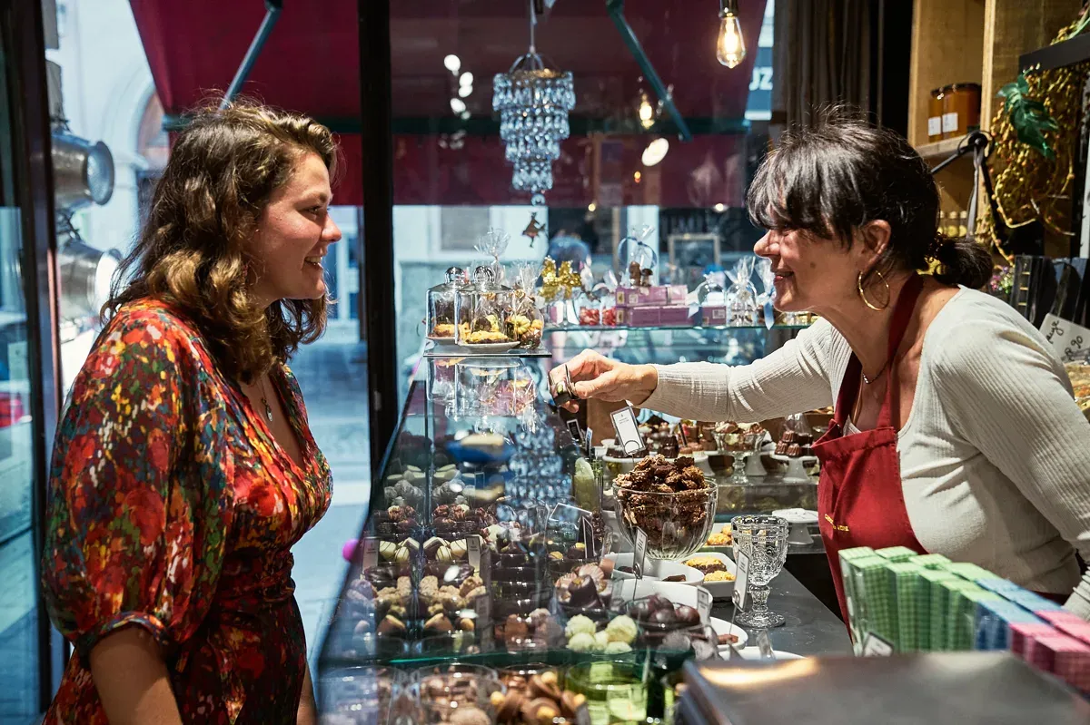 Neben einer großen Auswahl an Pralinen, gibt es auch eine Vielzahl an Craft- Schokoladen im HOUSE OF CACAO MUNICH.